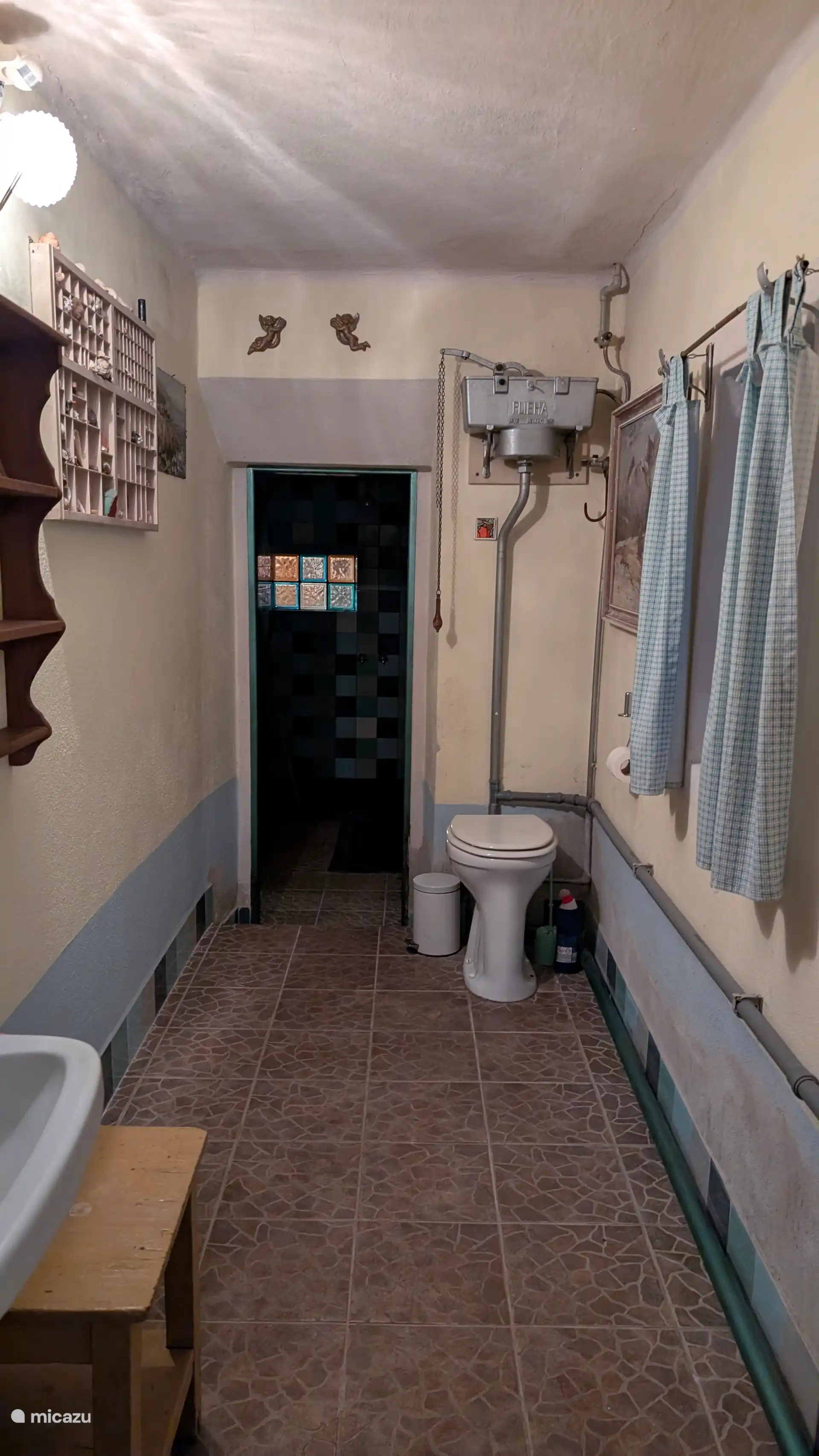 Een van de drie toiletruimtes.