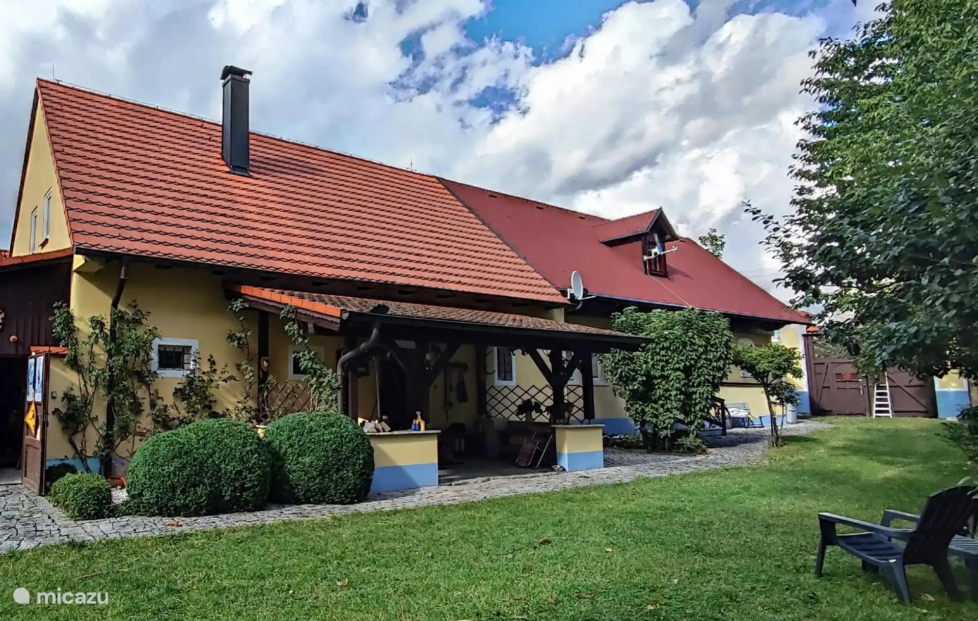 Vista lateral de la granja.