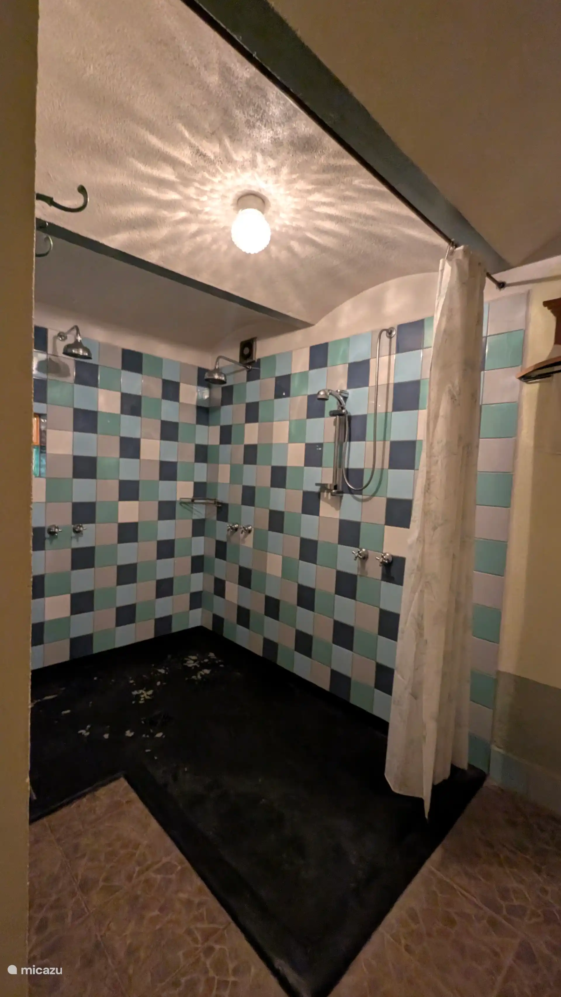 Een van de badkamers met een riante douch.