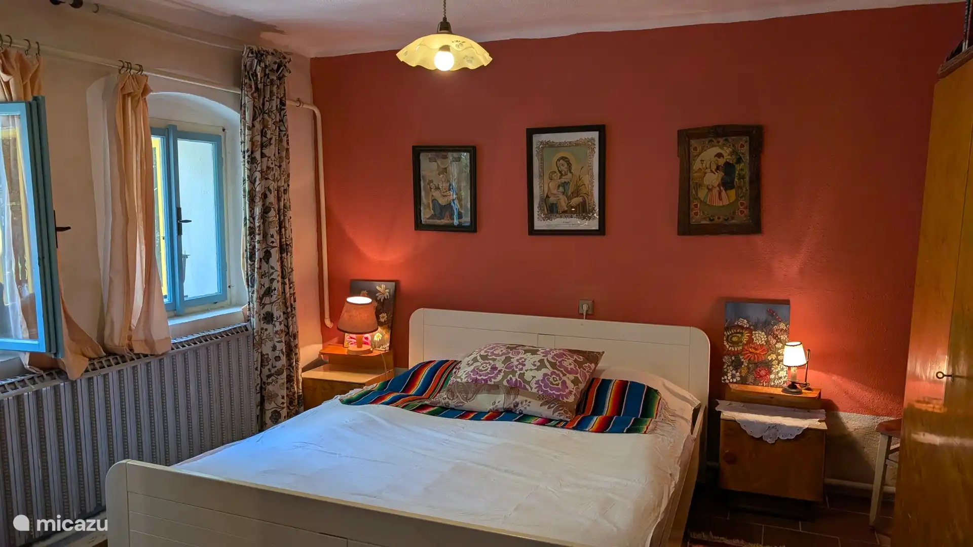 Een van de slaapkamers op de begane grond met zicht op de binnentuin.