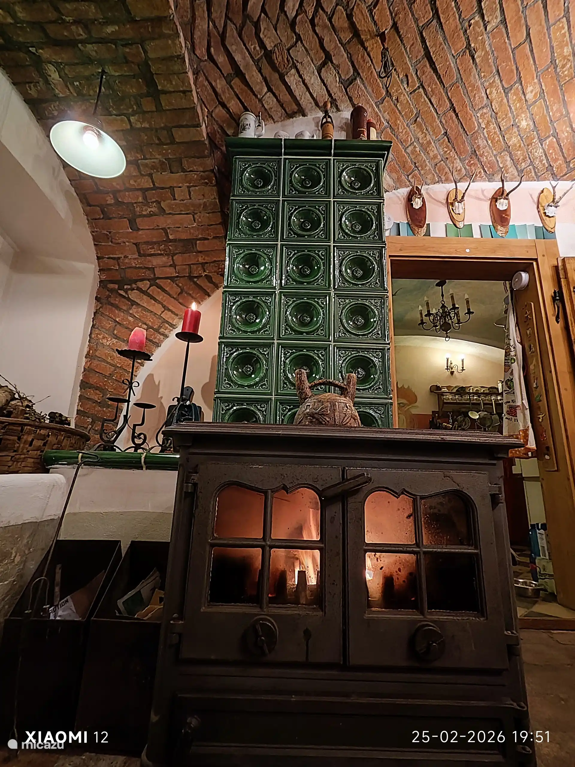 Houtkachel in de eetzaal met middeleeuwse plafondbogen