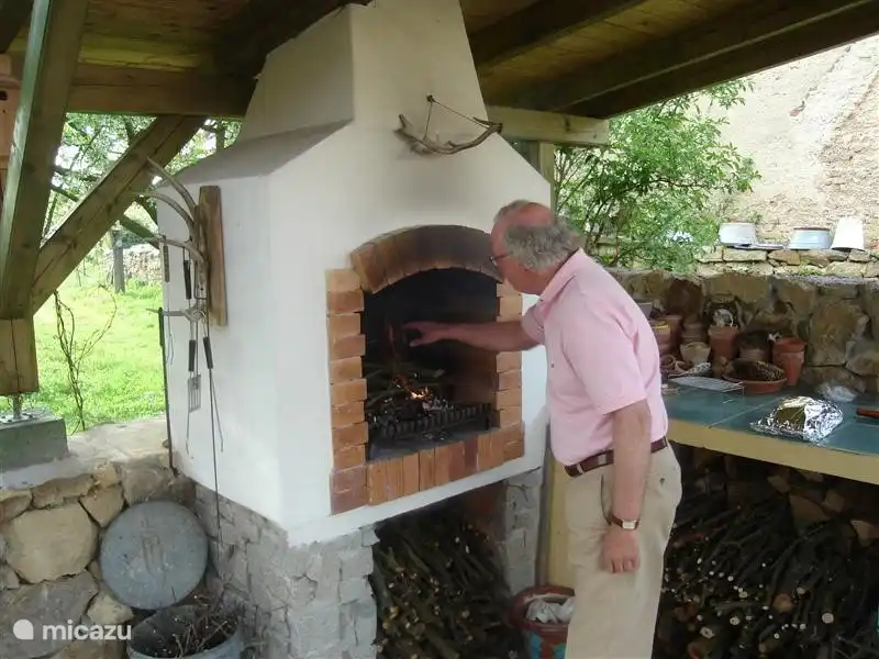 Die überdachte Grill und Küche im Freien auf der großen Terrasse ist ideal für eine altmodische BBQ auf Obstbäumen!