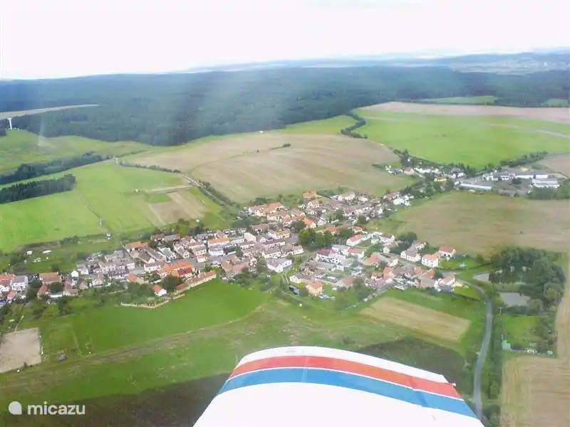 Der Hof liegt am Rande eines süßen kleinen Dorf in der Mitte der landwirtschaftlichen Felder und Wälder.