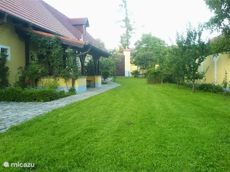 Im Vorgarten könnendie Kinder spielen , während Sie mit ihnen von der überdachten Veranda oder der großen Außenterrasse Kontakt haben. 