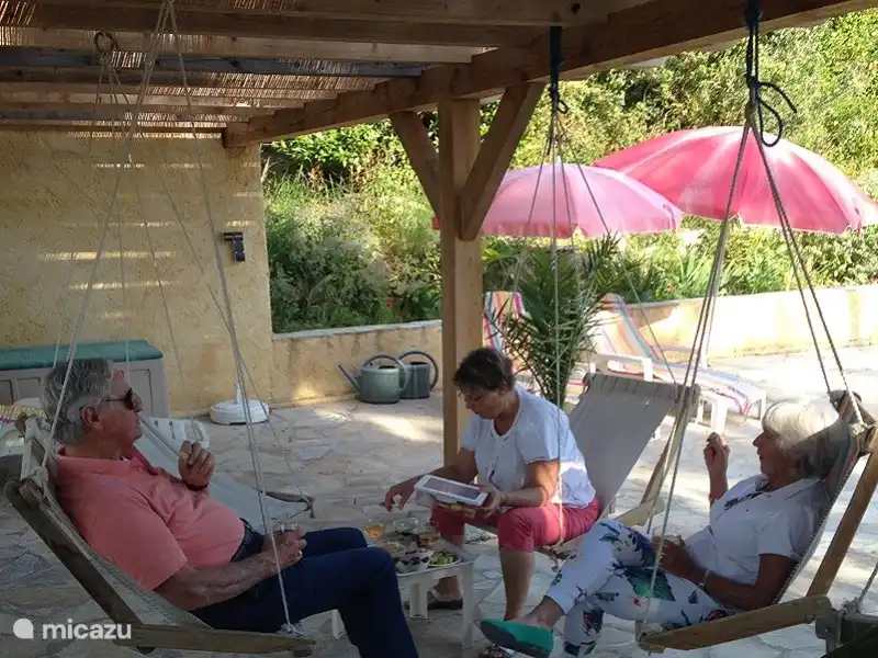 Von diesen Hängesesseln blicken Sie auf den Swimmingpool, aber was der Fotograf gesehen hat und Sie jetzt nicht sehen können, ist, dass Sie auf der anderen Seite auf die Weinberge und auf die Bucht von La Ciotat blicken.