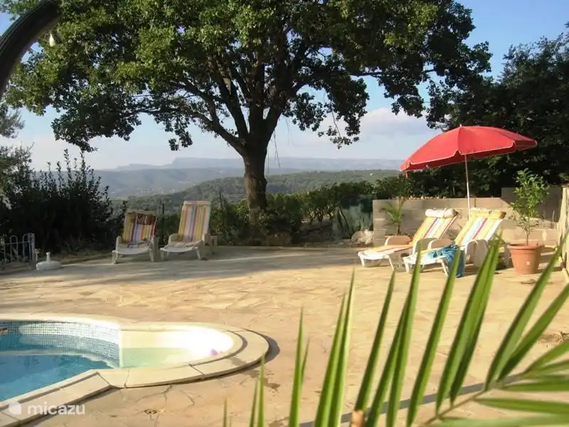 Aus dieser Ecke der Terrasse blickt über die Weinberge und in der Ferne auf "unser" Dorf von La Cadiere d'Azur. Was der Fotograf sah und Sie nicht sehen, das ist links die Bucht von La Ciotat erstreckt.