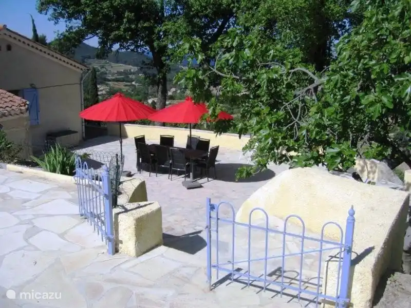 Die Grill-Terrasse ist der Seite des Hauses. Pleasant schattiges Plätzchen am Abend und in der Frühlingssonne früh. Die Aussicht auf das Tal und die Bucht von La Ciotat ändert sich von Tag zu Tag, von Saison zu Saison. Diese Terrasse ist ca. 140m2 groß.