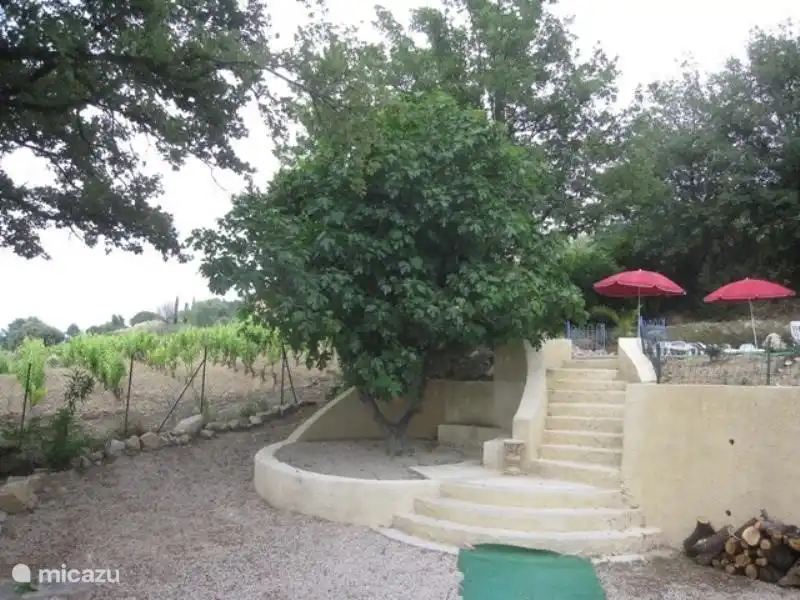 Dieses Bild zeigt einen Teil des Grill (alte Terrasse, ist jetzt eine neue Terrasse) mit den breiten Treppe zum Pool-Deck. Unter dem Feigenbaum ist eine Bank, von wo aus Sie den Blick über die Bucht von La Ciotat haben.