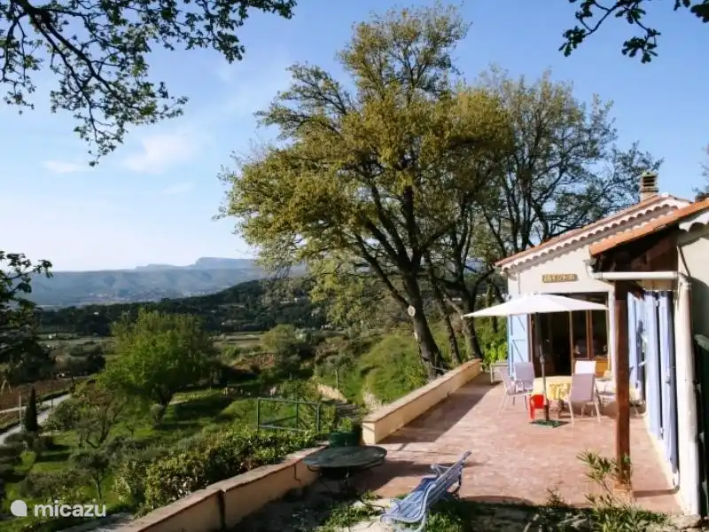 Wenn Sie kommen die Treppe, so sehen Sie das Haus. Die Terrasse mit Blick auf ein Tal mit Weinbergen und der Bucht von La Ciotat. Hier ist es am Morgen zum Frühstück im Schatten und am Abend der Ort, um mit einem Glas Wein in der Hand Muse. Hier haben Sie die beste Aussicht.