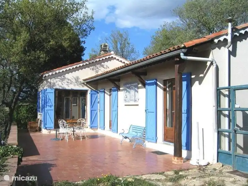 Same Terrasse aus einem anderen Blickwinkel. Die ersten beiden Türen (rechts) befinden sich die Schlafzimmer. Die Türen hinter dem Tisch (wo man hineinsehen) des Wohnzimmers.