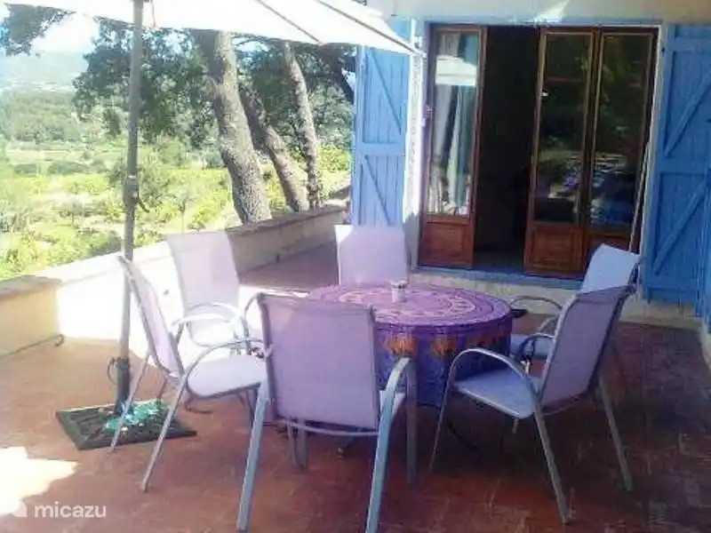 Hier können Sie am Morgen noch im Schatten sitzen und diese Terrasse ist also ein großartiger Ort für Croissant und Kaffee / Tee. Der Sommer ist da, die Sonne brennt, dann besser am Pool sind Sie. Für den Sonnenuntergang, müssen Sie wieder hier zu sein.