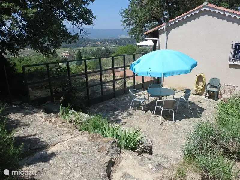 Diese Terrasse wird als Gerichtsgebäude, "weil unsere Großeltern vorstellen hier im Garten Eden. Vor dem Wind, in der Sonne. Kein Mistral, dass Sie etwas tun und Frühjahr ist der Ort zum Sonnenbaden.