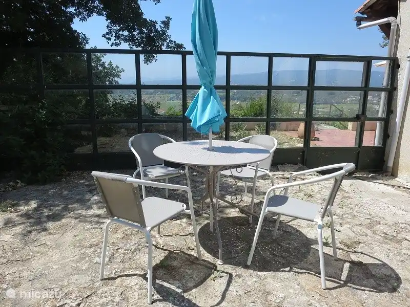 Vor dem Wind, perfekt, wenn der Mistral nimmt, die harten, trockenen Wind vom Meer, die ein bis drei Tage dauert. Mistral an der Luft frisch und Sie werden unzählige Segel der Surfer, die hier ihren Aufenthalt genießen zu sehen. Nur an den Strand gehen, dann!