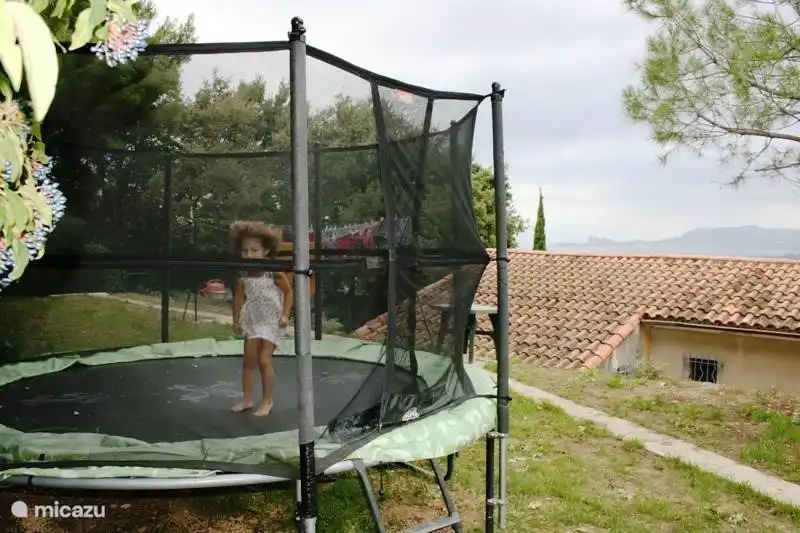 Dies ist das Trampolin für Kinder. Es ist ein Trampolin Berg von 3,5 Metern mit einer Leiter, einem Schutznetz und eine Pool-Abdeckung. (Gras auf dem Bild gerade gesät)