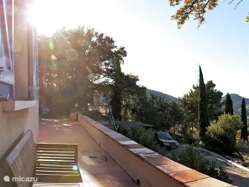 Dieses Foto und die nächste Form der Panoramablick Sinn Wille mit Blick auf die Bucht von La Ciotat (Mittelmeer) und ein Tal mit Weinbergen und Olivenhainen