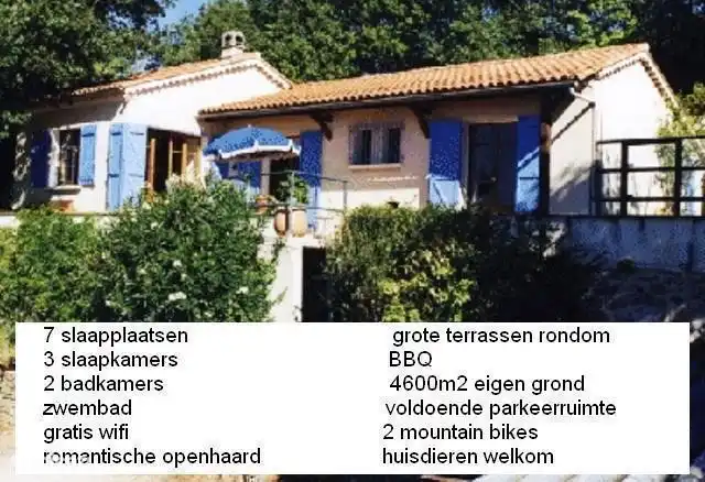 Vorderansicht der Villa Sinn Wille. Viel Ruhe von 4600m2 Grundstück mit Weinbergen, Olivenhainen, Mandelbäumen, etc