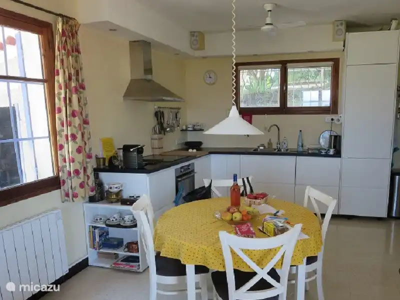 2017 wurde eine moderne neue Küche eingebaut, inklusive Geschirrspüler, Kombi-Mikrowelle, Induktionskochfeld, extra Kühlschrank (es gibt einen 2. Kühlschrank im Flur) etc.