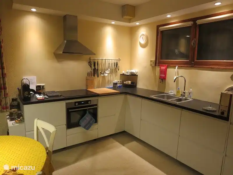 Die neue Küche ist komplett ausgestattet wie Geschirrspüler, Kombi-Mikrowelle, Induktionskochfeld, extra Kühlschrank (es gibt einen 2. Kühlschrank im Flur) etc.