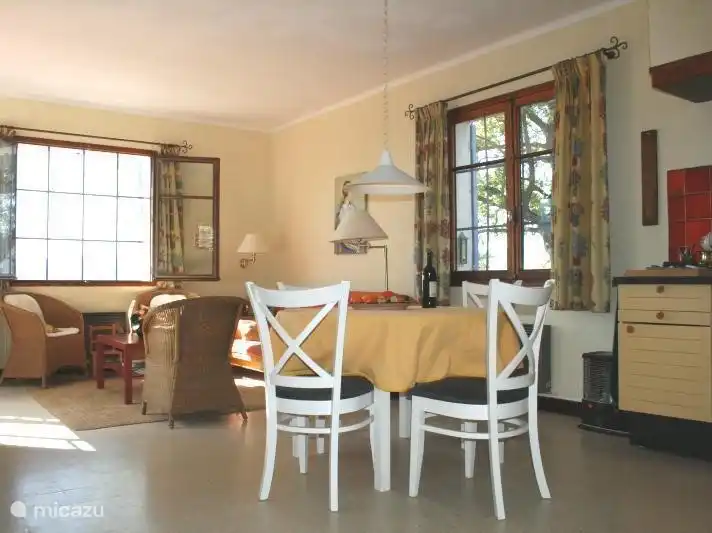 Der Runde Tisch kann in einer Tabelle entfaltet werden für 8 Personen. Es gibt auch acht Stühle im Haus (es gibt drei der Räume)