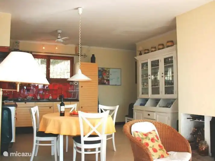 Es gibt viele Teller, Gläser und Besteck. Es ist in einem Schrank Französisch eingestellt und ist vom Typ Bauern.