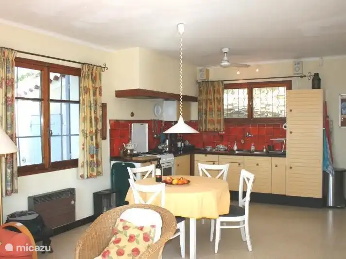 Es gibt eine offene Küche mit einem guten Backofen, Wasserkocher, Kaffeemaschine, etc.