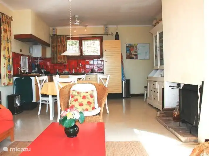 Es gibt eine Sitzecke mit einem Sofa (Bett) und drei schöne Stühlen sitzen. Es gibt einen Kamin, eine 4-8 Sitzer Esstisch und eine offene Küche.