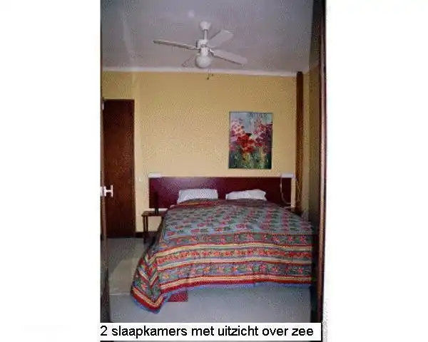 Dies ist eines der beiden Schlafzimmer mit Türen, die Aussicht über das Meer geben.