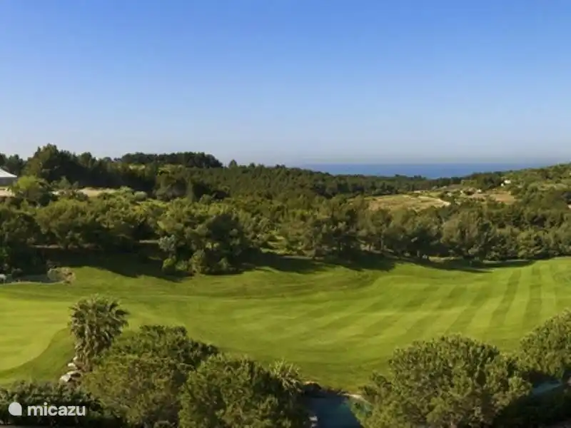 Auf diesen beiden Bildern sieht man einen Rundblickfoto von der Golf Resort Dolce Fregate. Links Golfplätze, die durch die Weinberge führen.