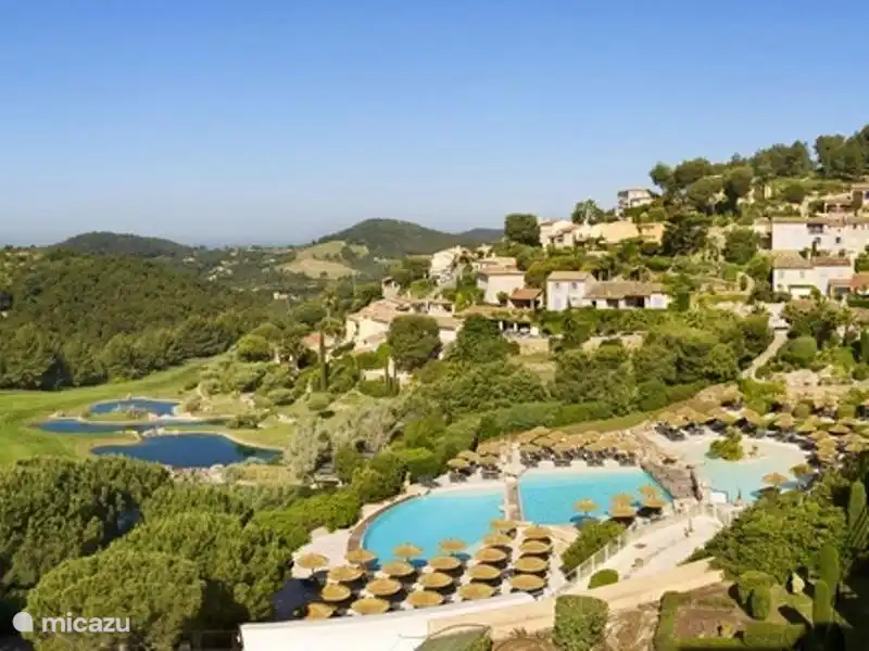 Rechts-Hotel mit Swimmingpool und alle Einrichtungen, die man sich wünschen kann. Dolce Fregate Golf Resort umfasst einen 18-Loch-Golfplatz, ein Hotel, Pool, Restaurant, Tennisplatz, Spa, usw.