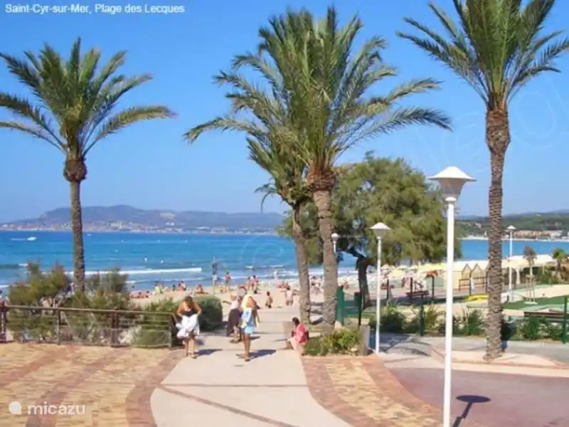 Der Strand und die Promenade von modernen Les Lecques / Saint Cyr sur Mer ist eine 10 Minuten Fahrt vom Haus entfernt.