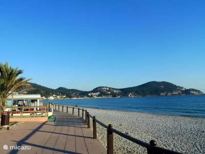 Hier können Sie die Promenade und den Strand von Saint Cyr sur Mer sehen. Die Promenade ist ca. 5 km lang und die Leute schlendern hier in der Nacht alle Restaurants und Geschäfte, oder genießen Sie ein hinsetzen auf einer Terrasse, die Leute zu beobachten.