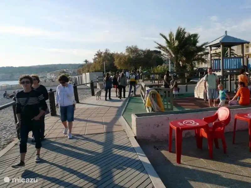 Entlang dieser modernen Promenade zahlreiche Restaurants und im Sommer gibt es oft Stände und Aktivitäten für Kinder, wie Klettergerüste, Hüpfburgen, Trampoline und eine nostalgische Karussell mit weißen Pferden für den Fürsten und Kürbis Wagen für die Prinzessinnen.