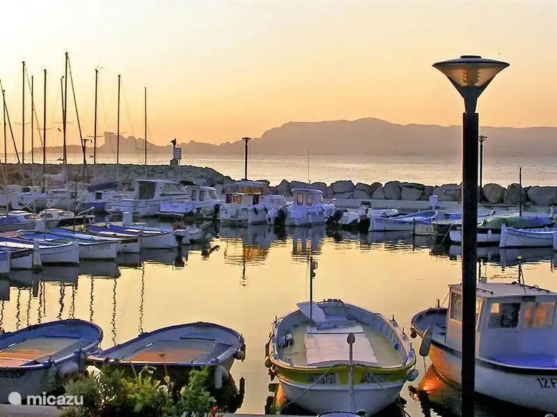 Der Boulevard endet im Hafen von Saint Cyr sur Mer, mit vielen Restaurants, wo Sie speisen können.