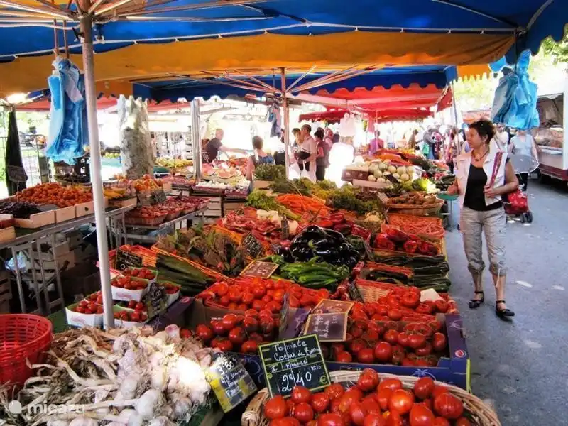 Jeden Sonntag gibt es einen Markt in Saint Cyr, wo Sie kaufen können. Nette französisch Kleidung, Körbe, Seifen, usw. Es gibt auch viele gute Lebensmittel und frisches Gemüse zum Verkauf. Wenn der Markt um 12 Uhr vorbei ist, gehen die meisten Menschen auf der Terrasse auf dem Hauptplatz einen Kaffee oder ein Glas Pastis trinken.