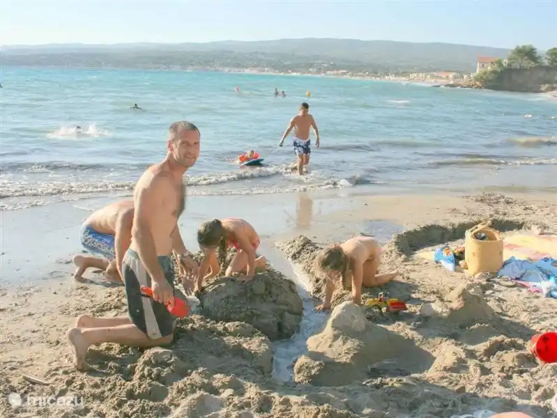 Der Strand von La Madrague ist sehr gut geeignet für kleine Kinder, da es kleiner und leichter ist. Auch das Meer ist weniger tief, so dass es für kleine Kinder geeignet. Im vergangenen Sommer gab es eine große Kletterausrüstung am Strand.