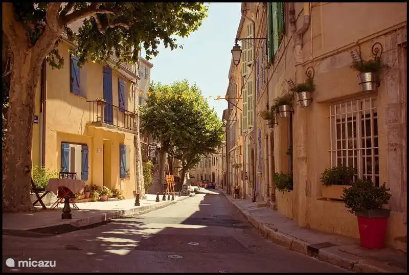 La Cadiere d'Azur ist 3 Minuten vom Sinn Wille und ist einen Besuch wert! Ist nicht das Meer, sondern auf einem Bergplateau.