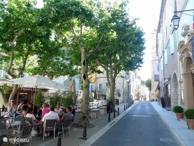 La Cadiere d'Azur ist ein mittelalterliches Dorf mit engen Gassen, wo es scheint, als ob die Zeit stehen geblieben ist. Hier können Sie unter den Platanen in den Schatten einer leckeren Tasse Kaffee mit criossant genießen den südlichen Französisch Frieden.