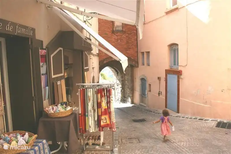 Außerdem mittelalterlichen und malerischen Dorf Le Castellet in 15 Minuten landeinwärts von Sinn Wille fahren.
Ein schönes Dorf für einen Nachmittag Spaziergang, zu Mittag essen und zu kaufen. Geschenke