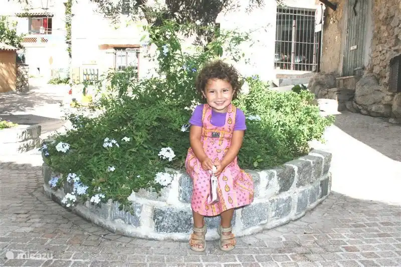 Le Castellet ist ein Künstlerdorf und einige mehr Set für Touristen als La Cadiere d'Azur. Es hat mehr Geschäfte und Restaurants, aber sicherlich mehr als wert, für einen Tag zu besuchen.