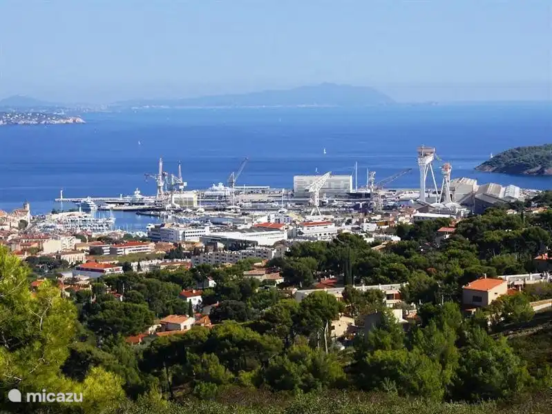 Von der Terrasse der Wille Sinn sehen Sie in der Bucht La Ciotat, einem alten Hafen, wo einst Schiffe gebaut wurden. Seit etwa 10 Jahren hat die Stadt ist komplett renoviert und voller Wetter Aktivitäten.