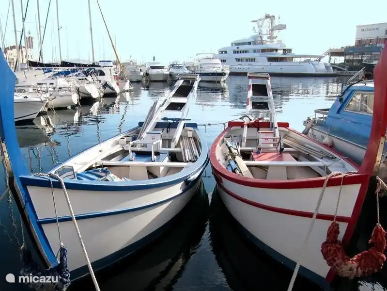 In den 80er Jahren ging der Hafen in Konkurs und die Stadt ist im Niedergang. Heutzutage La Ciotat back in business und sind sehr luxuriös gewartet Megayachten.