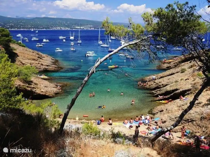 Die Insel, die von Sinn Wille verlassen La Ciotat wird heiß Ile Verte sehen. Das Boot fährt vom Hafen von La Ciotat. Auf der Insel gibt es alte Festungen und können Sie zu den versteckten Stränden zu gehen.