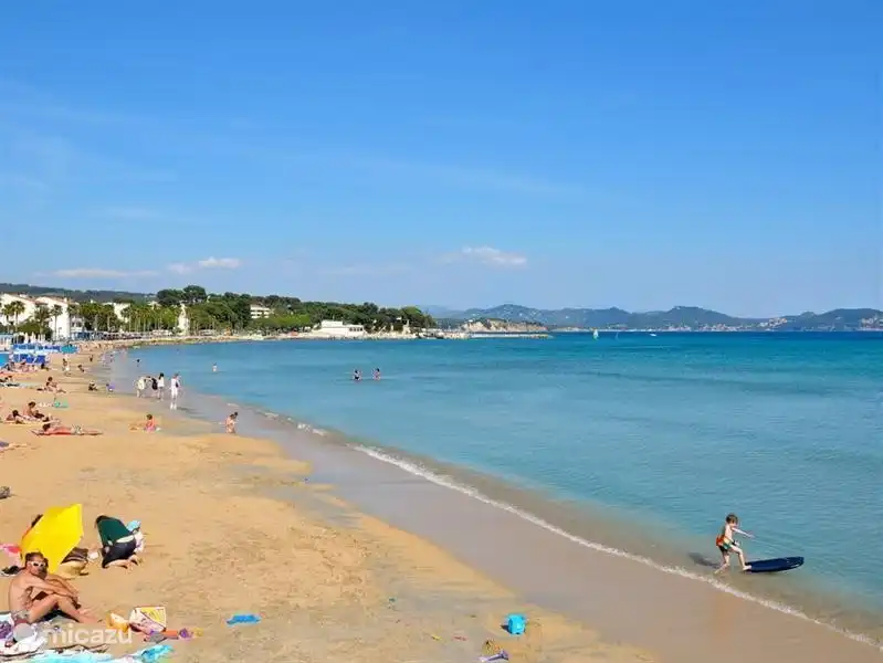 Und La Ciotat stürmt schönen Strand mit einem schönen Boulevard. Für die Kinder gibt gehören ein Trampolin und ein Karussell.