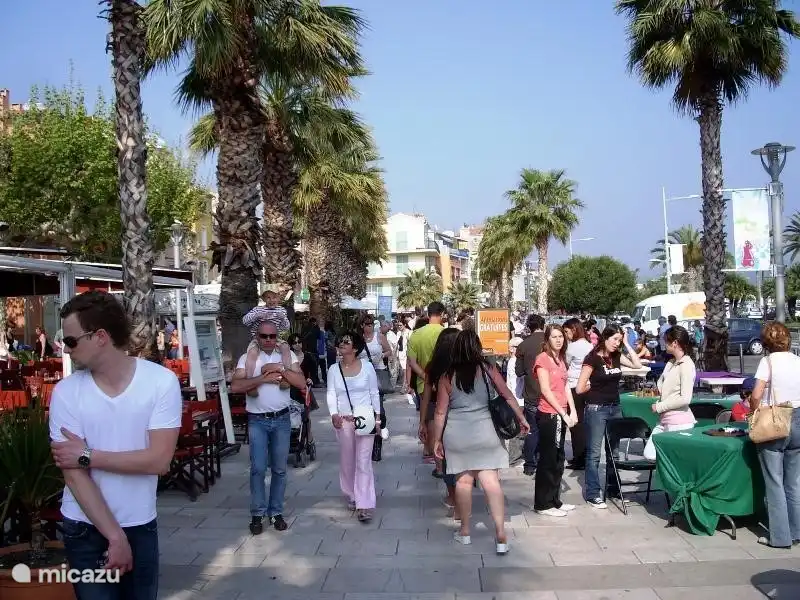 Bandol ein großer Hafen mit einem schönen breiten Boulevard voller Geschäfte und Restaurants. Es gibt einen schönen Strand, ein Casino und der Hafen ist etwas größer als die der anderen Dörfer.