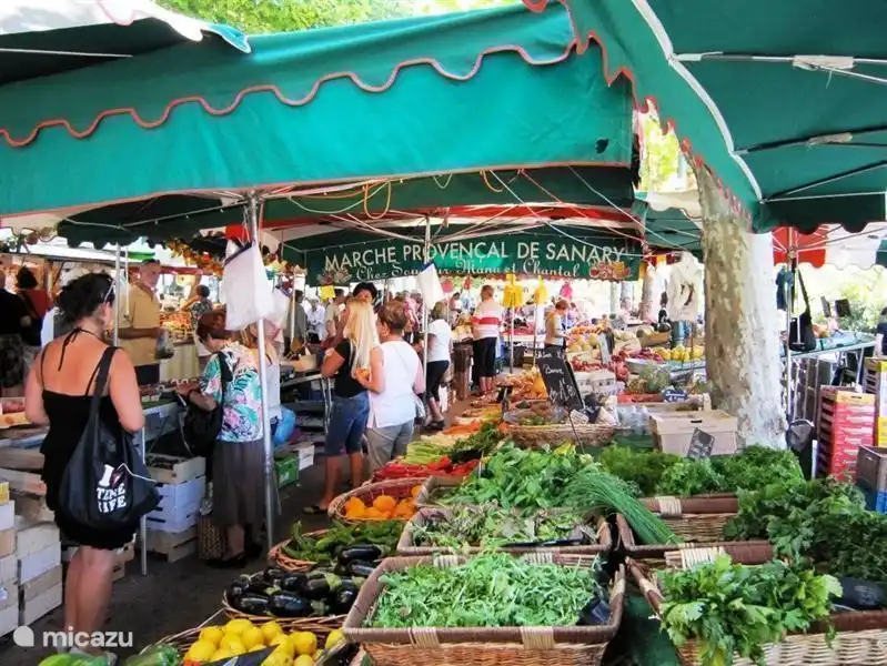 Wie in den meisten Dörfern gibt es auch in Sanary Wochenmarkt jeden Mittwoch bis 12 Uhr.
Viel frische Fisch, Gemüse und leckere französisch Oliven. (Dies kann am Markt am Sonntag in Saint Cyr erhalten werden)