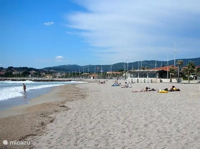 Sanary und hat auch einen natürlichen Strand, wo, nach einem morgendlichen Spaziergang auf dem Markt genießen ein erfrischendes Bad oder ein Sonnenbad.