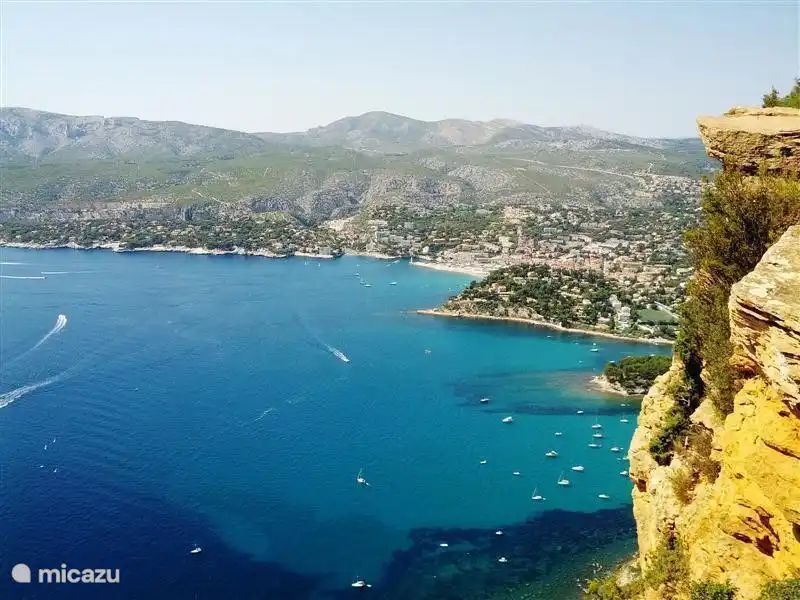 Ansicht von Cassis aus dem Route de Crete. Dieser steile Bergstraße verläuft entlang der Bergrücken von La Ciotat nach Cassis. Fantastische an den Aussichtspunkten anhalten, um die Aussicht zu genießen und zu Fuß. Ob für Sportler mit dem Fahrrad zu tun.