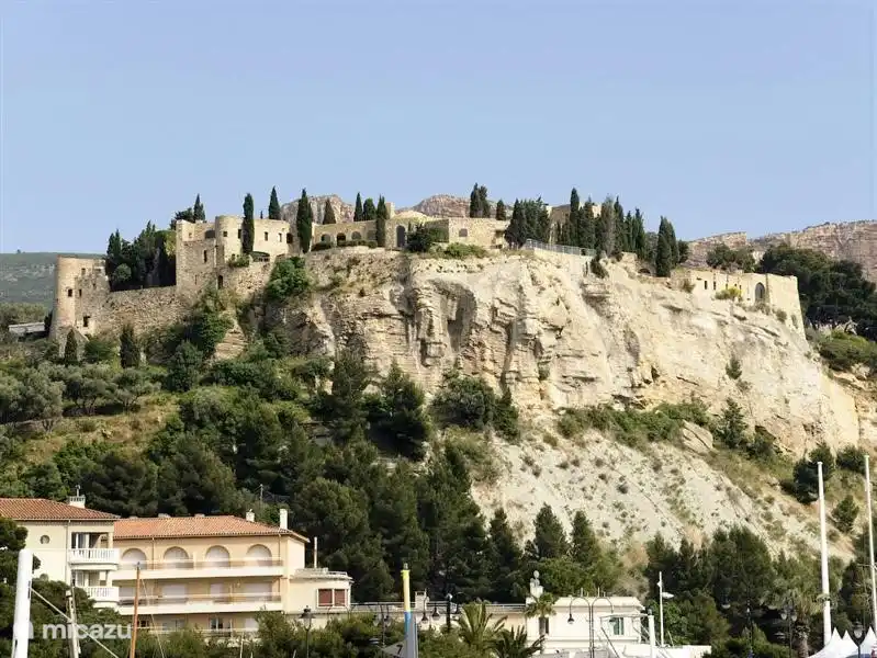 Cassis ist eine 25 Minuten Fahrt vom Sinn und Wille ist bekannt für seine schönen Hafen, das Schloss, schöne Einkaufsstraßen und felsigen Buchten, die mit einem Ausflugsschiff besucht werden können bekannt.