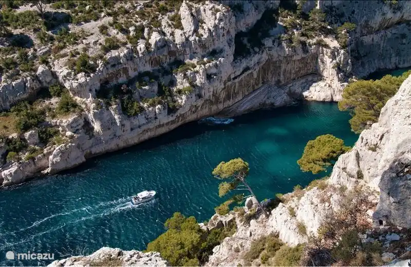 Im Hafen von Cassis, können Sie ein Boot, das Segel entlang der berühmten Calanques. Eindrucksvolle Buchten in den Felsen, wo die schönsten Buchten und Strände im Süden Frankreichs.