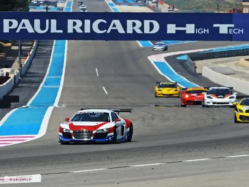 Der Circuit Paul Ricard auf der Hochebene von Le Castellet etwa 20 Autominuten vom Sinn Wille entfernt. Eine schöne Strecke, und es gibt fast immer etwas zu tun oder zu sehen. Sie können die Autorennen auf der Tribüne zu sehen. Es gibt auch einen kleinen Flughafen und neben einer Kartbahn.
